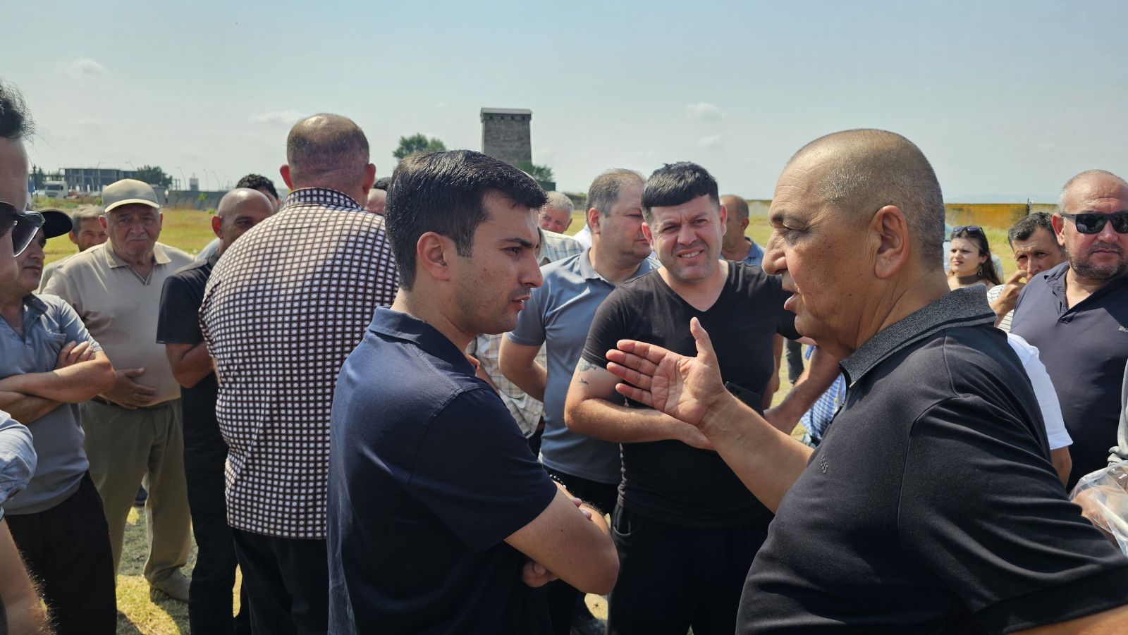 Candar sakinləri mərasim evinin tikintisi tələbi ilə aksiya keçirdi – Mer əraziyə gələrək onlarla görüşdü
