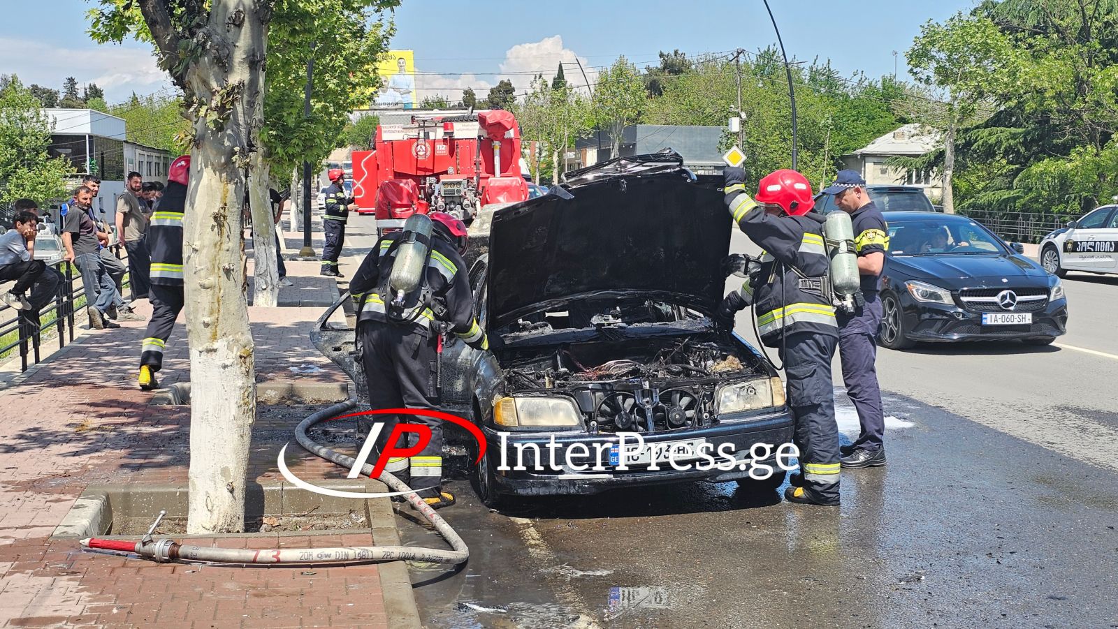 Marneulidə “Mercedes Benz” markalı avtomobil partlayaraq yanıb - VİDEO