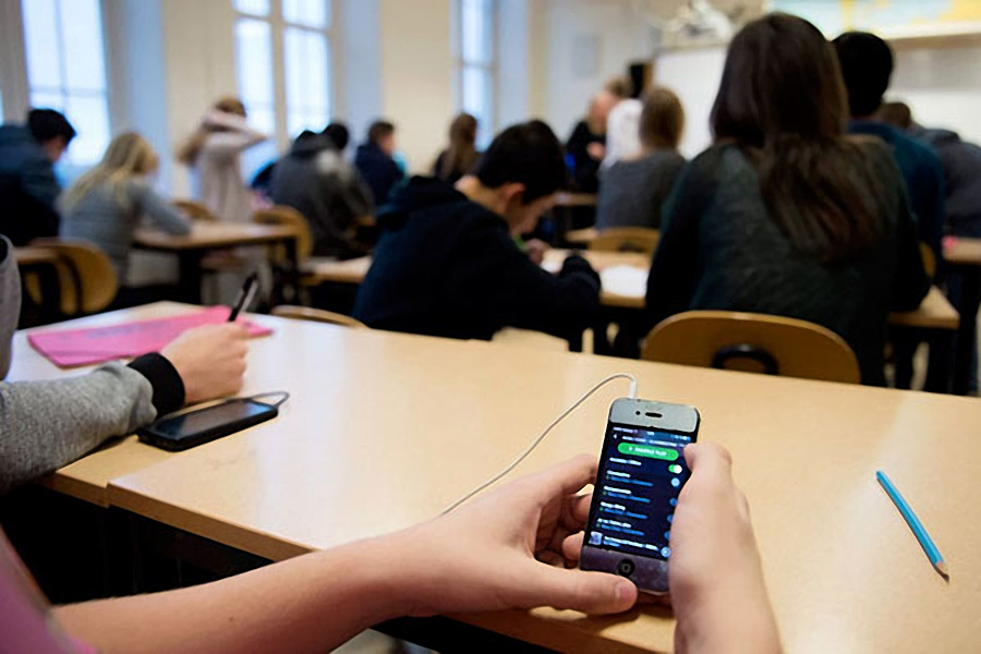 Gürcüstan məktəblərində telefon və “ağıllı saat”larla bağlı yeni qaydalar təsdiqləndi